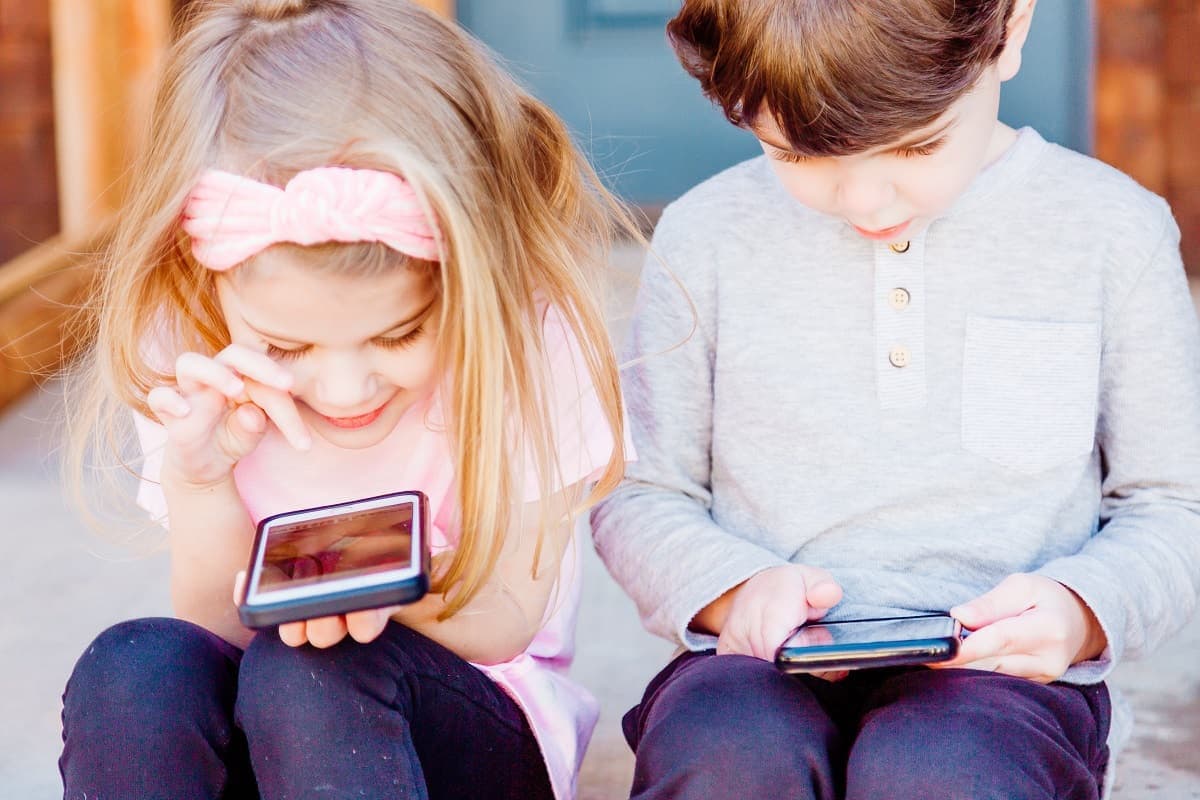 Kiedy dziecko powinno dostać swój pierwszy telefon?