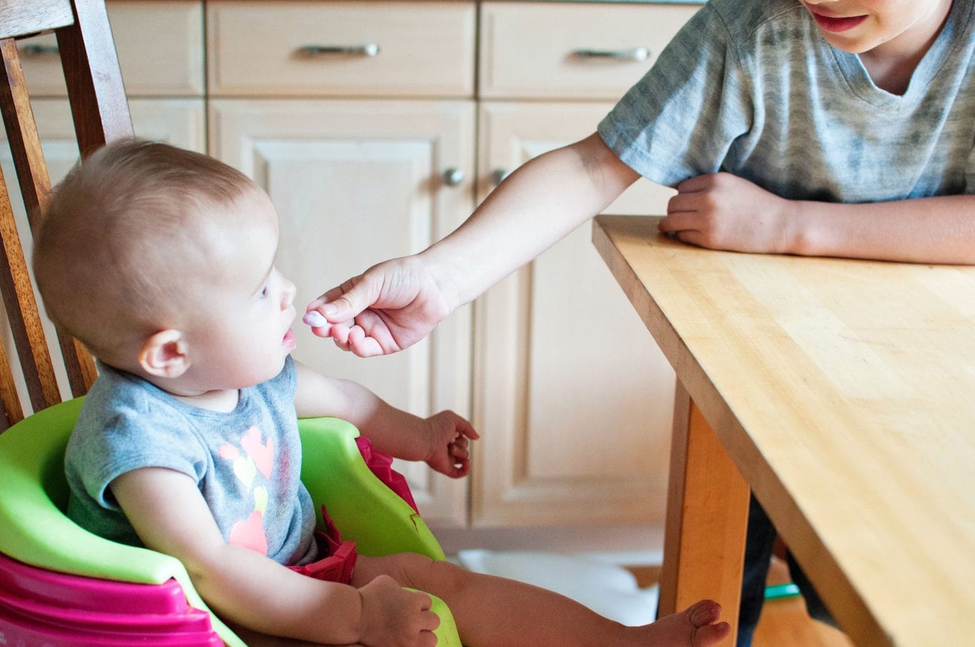 Kiedy i w jaki sposób wprowadzić stałe posiłki do diety dziecka?