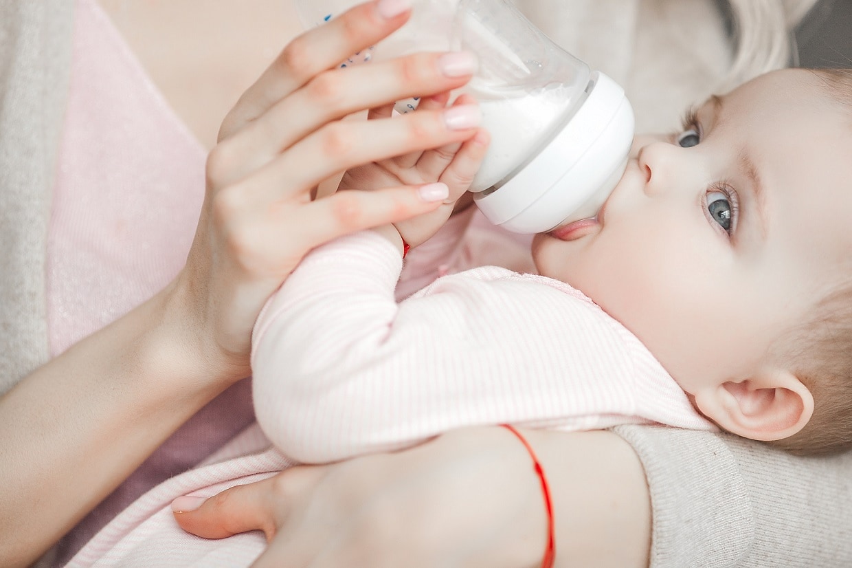 Czy w trakcie upałów należy dopajać niemowlaka wodą?