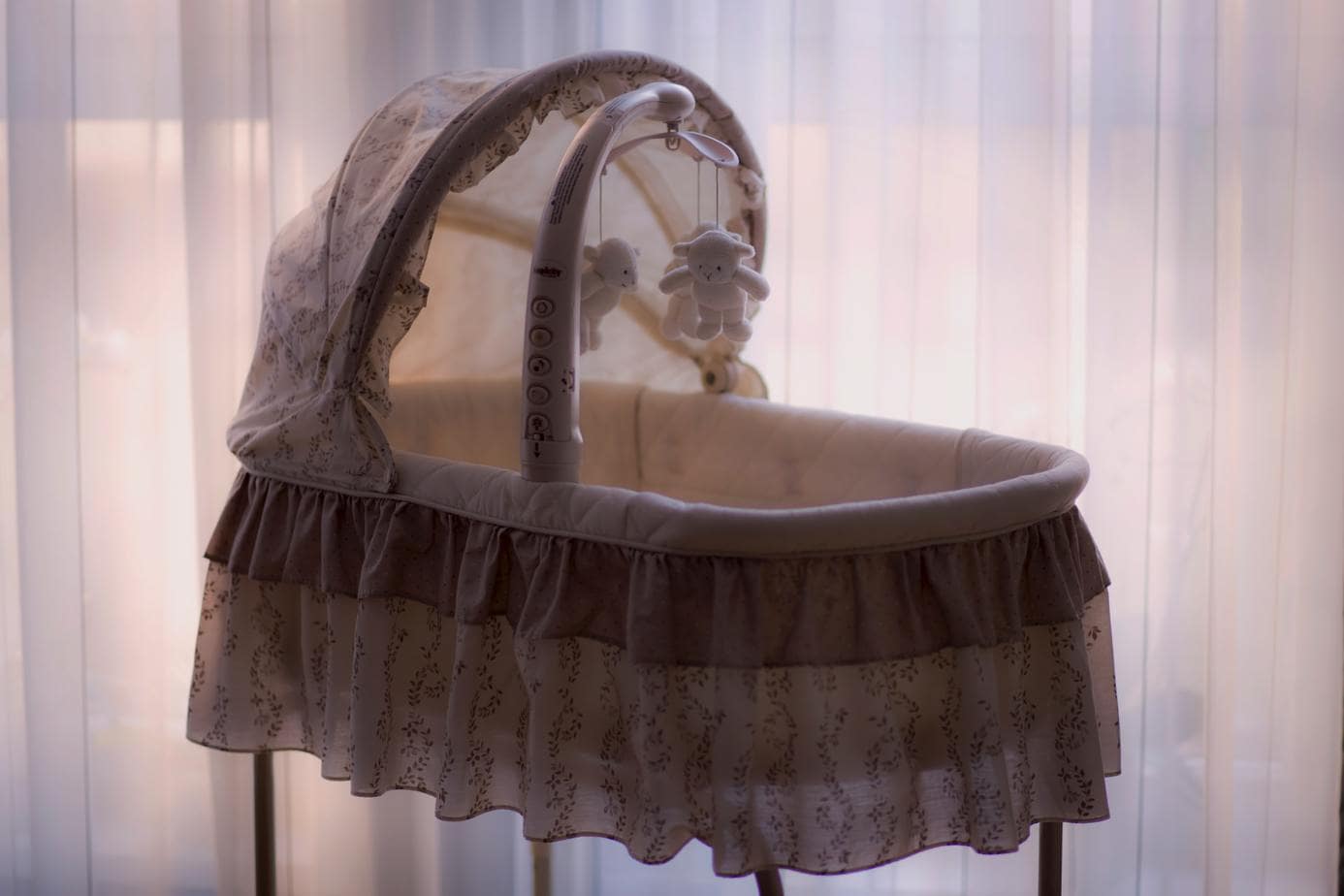 Jak zabezpieczyć niemowlęce łóżeczko?