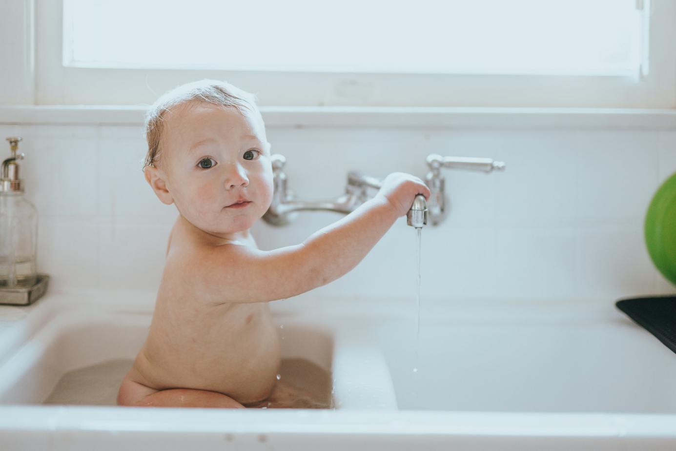 Dziecko płacze podczas kąpieli? Spróbuj tych sposobów!