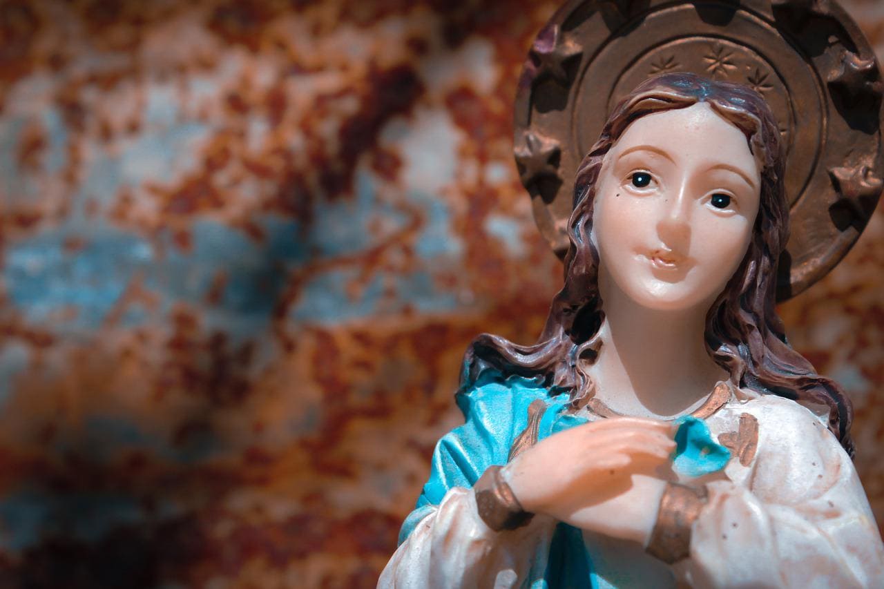 Matka Boża jako szczególna patronka maluczkich – figurki, które można podarować dziecku