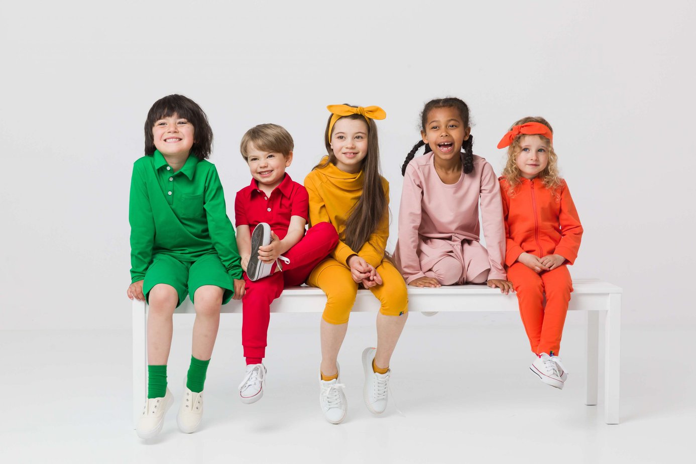 Ubrania dla dzieci – jakie modele łatwo ubrać? Na co warto postawić, przygotowując dziecięcą szafę?