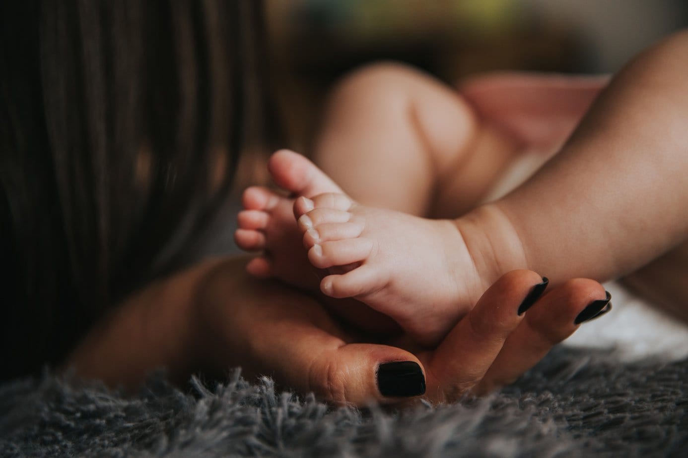 Jak radzić sobie z trudnościami w pierwszych miesiącach po urodzeniu dziecka? 