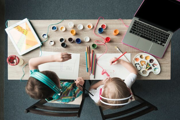 Czy metoda Montessori jest odpowiednia dla twojego dziecka? Porównanie standardowych i alternatywnych metod edukacji przedszkolnej