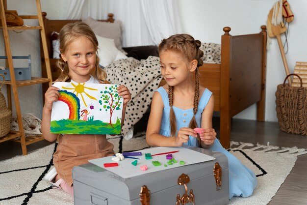Jak rozwijać kreatywność u dzieci przez zabawę?
