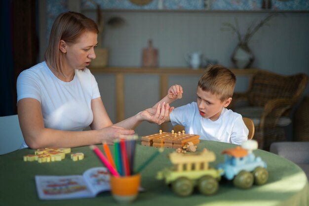 Jak wspierać rozwój emocjonalny dziecka dzięki zabawom